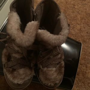 Kids boots size 11. Tan/Beige